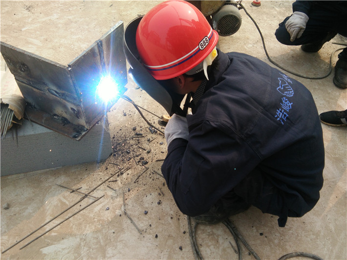 若想競(jìng)賽美名成,且看焊工展技能